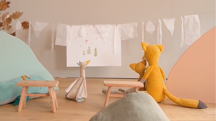 chausette the soft toy fox and olga the soft toy goose look at a washing line hung with stories of their adventures